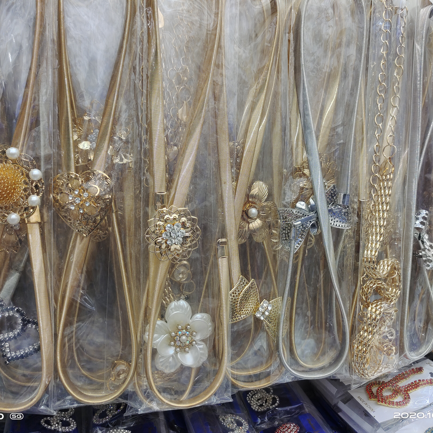 The s16 trendy golden metal rhinestone pearl leaf buckle spring elastic band, paired with a thin waist chain belt for pants, is very trendy for women