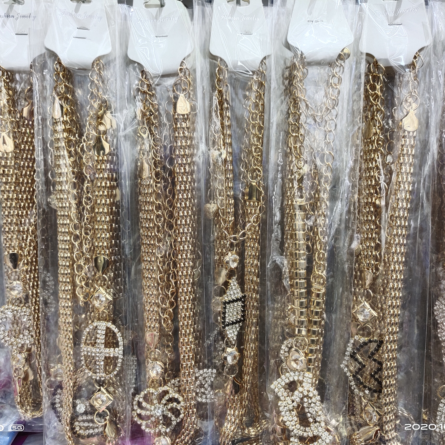 The s15 trendy golden metal rhinestone pearl leaf buckle spring elastic band, paired with a thin waist chain belt for pants, is very trendy for women