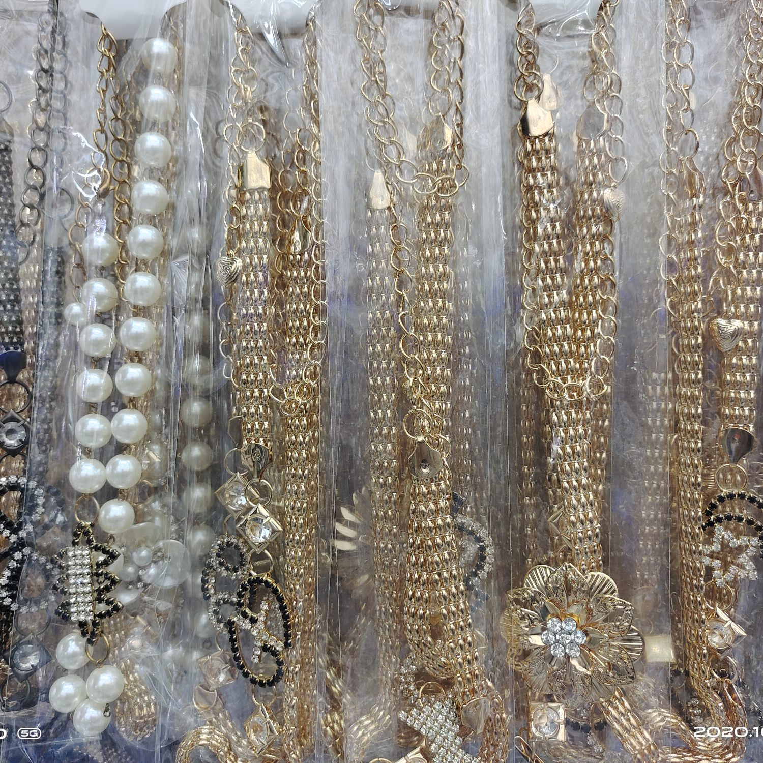 The s14 golden metal rhinestone pearl leaf buckle spring elastic band, paired with a thin waist chain belt for pants, is trendy for women