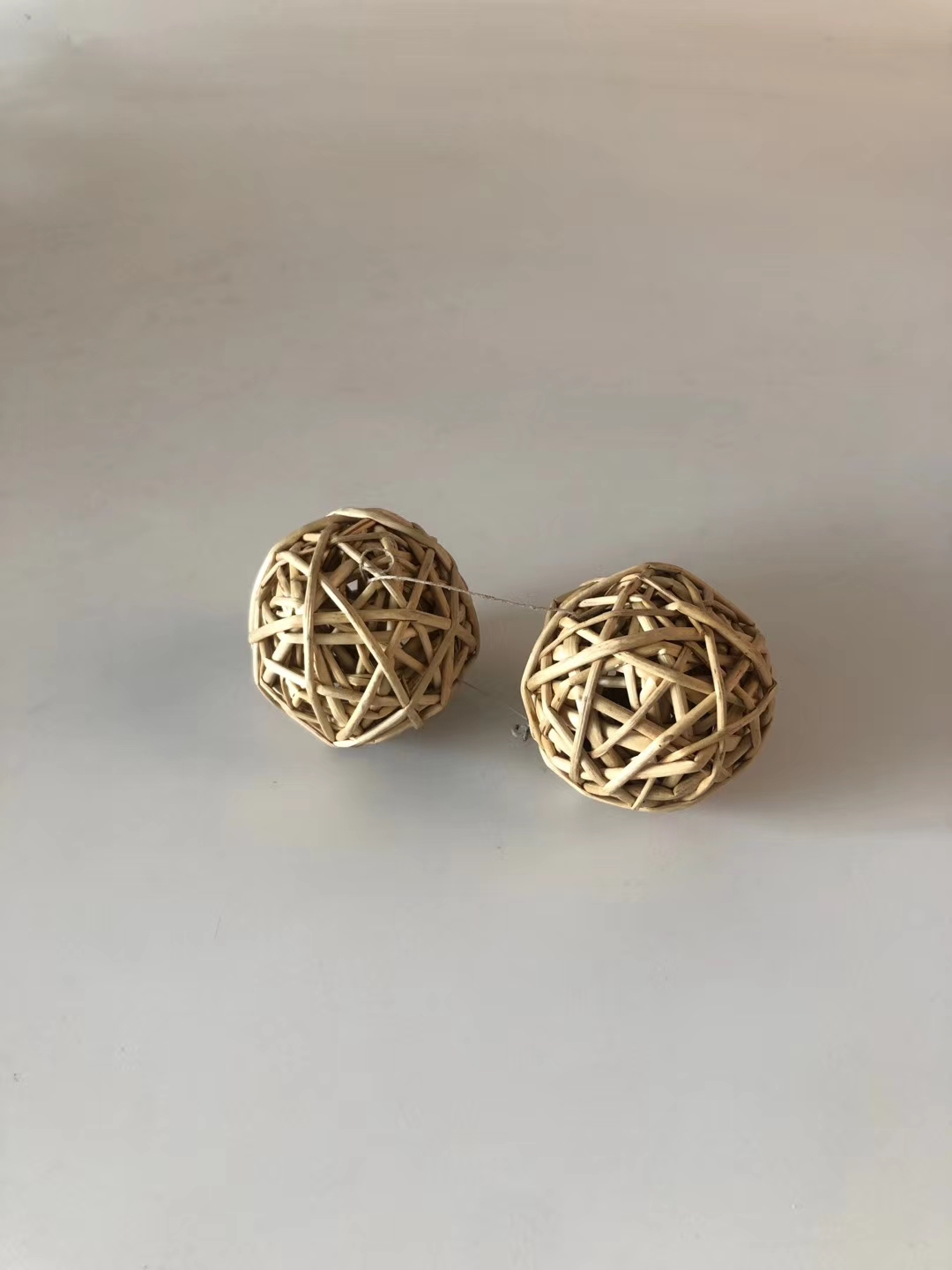 透气凉爽玩具/宠物用品玩具/宠物藤编玩具白底实物图