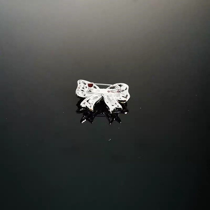 小型蝴蝶结胸针白底实物图