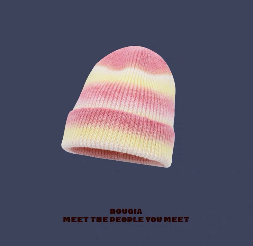 The new cashmere knitted cap is the same as the rainbow gradient warm woolen cap worn by Han Huohuo. It's a trendy and sweet look Application Scenario
