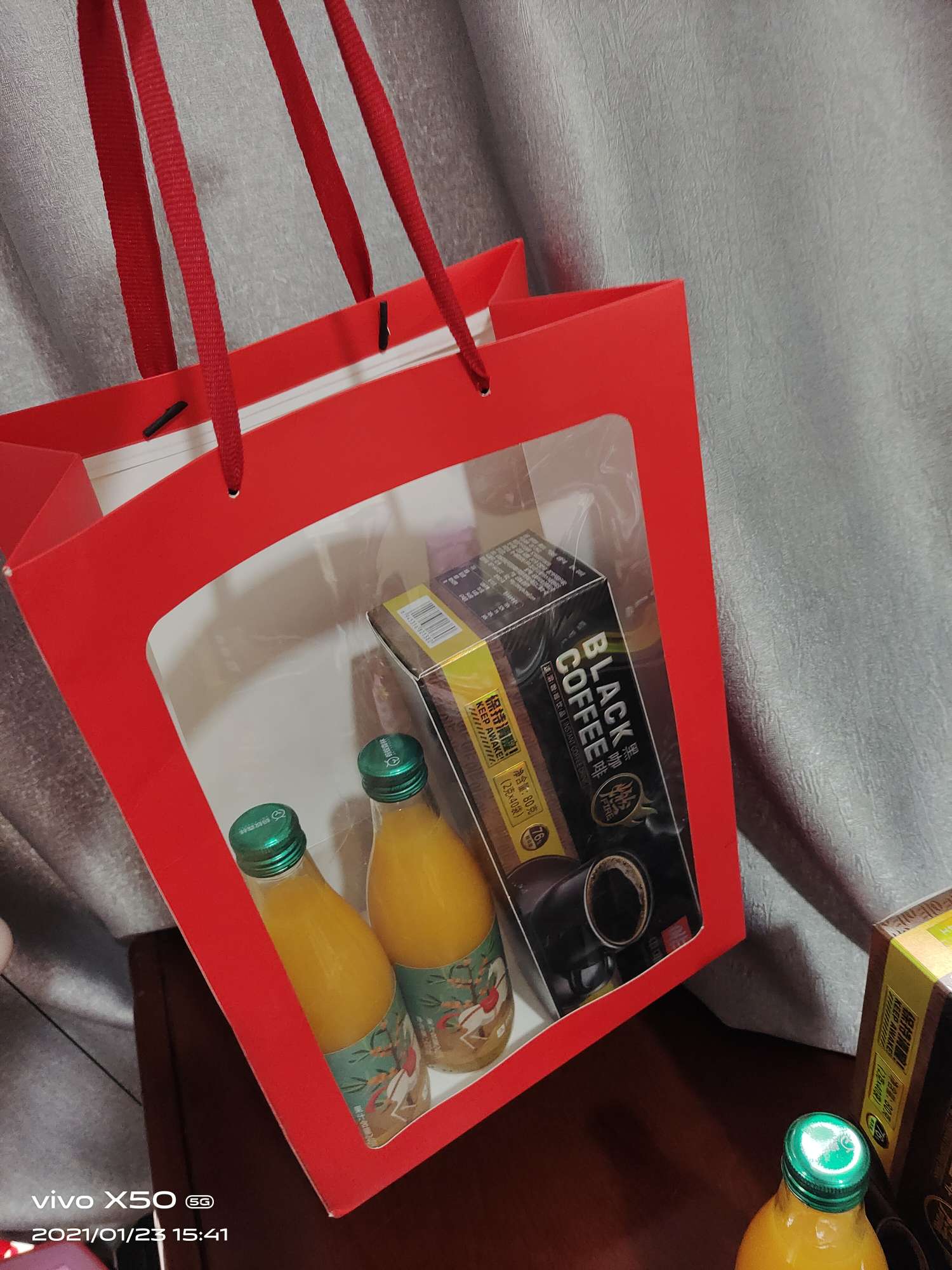 A bright red windowed gift bag Application Scenario
