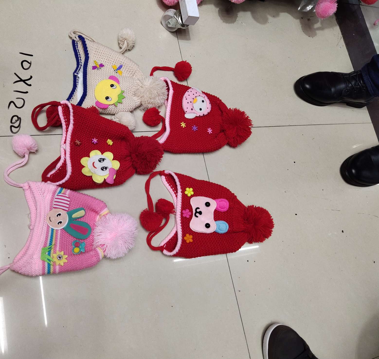 婴儿护耳帽白底实物图