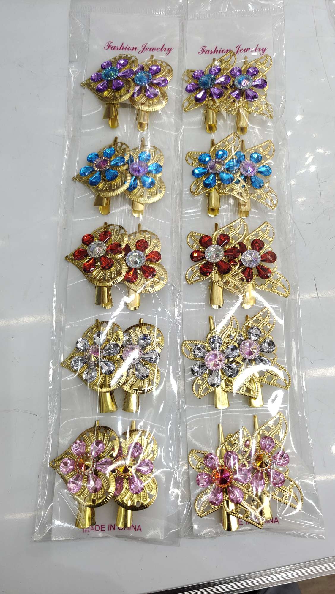 Ancient-style headwear and hair accessories for children, adults and women, metal horn clips, pointed clips, acrylic large plum blossom hair clips Application Scenario