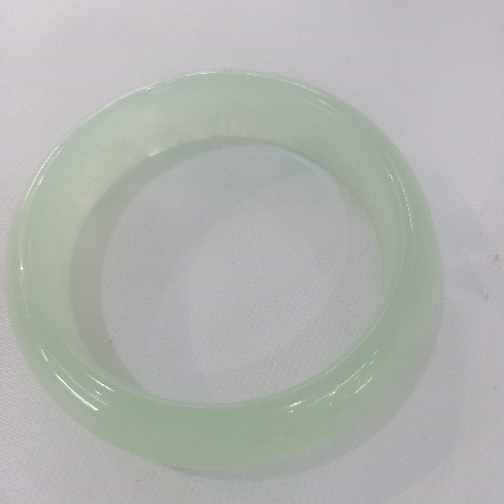 天然A货翡翠玉手镯，水润飘绿，透亮，直径6.1cm,宽1.8cm图