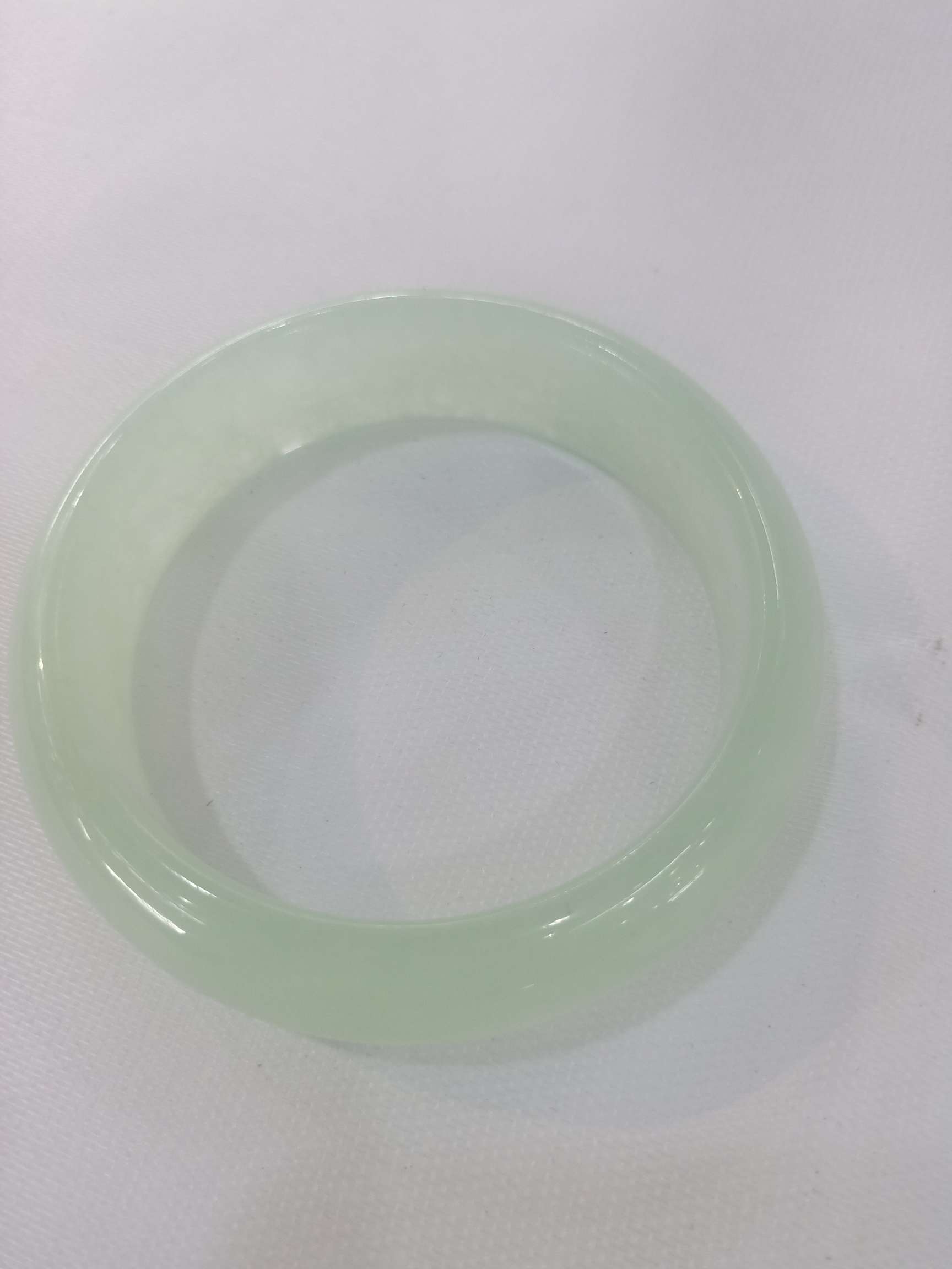 天然A货翡翠玉手镯，水润飘绿，透亮，直径6.1cm,宽1.8cm产品图