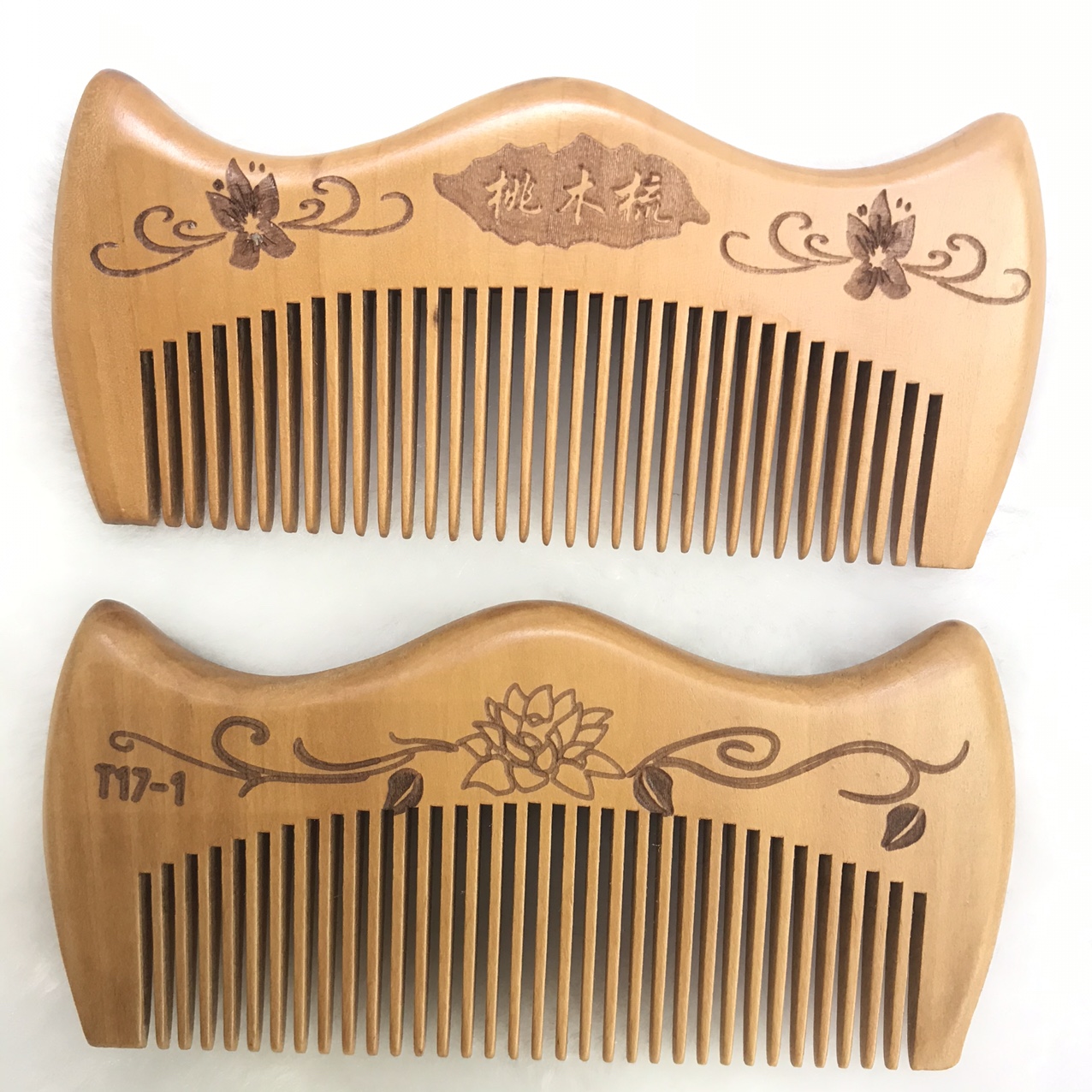 Factory direct sales of natural wood peach wood combs, horn-shaped combs, small hair care combs, portable combs 12-1