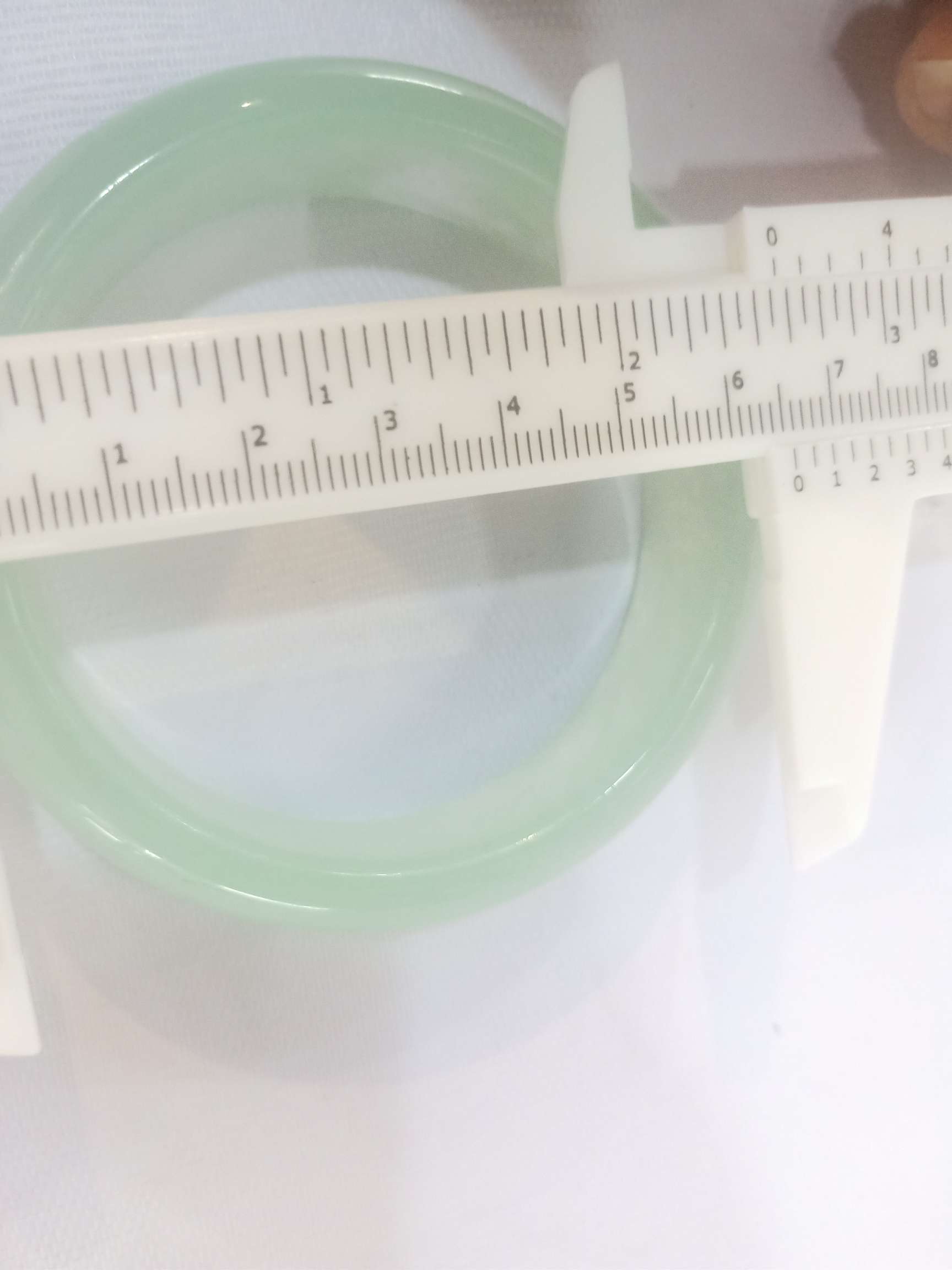 天然A货翡翠玉手镯，水润飘绿，透亮，直径6.1cm,宽1.8cm详情图3