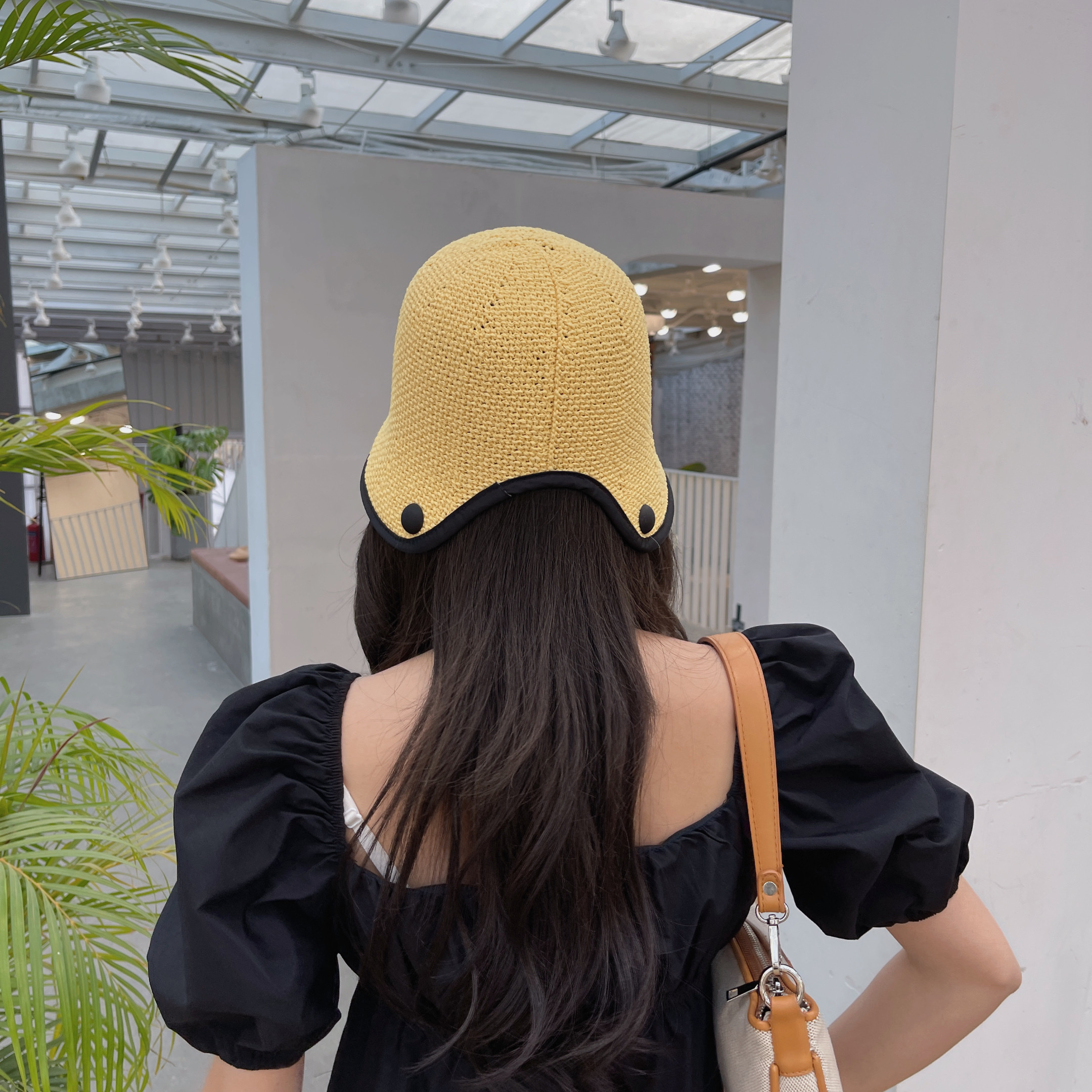 The new summer style of woven hemmed hats is a popular female with a sweet and cute cut-out bucket hat and a breathable ponytail fisherman's hat Item Picture