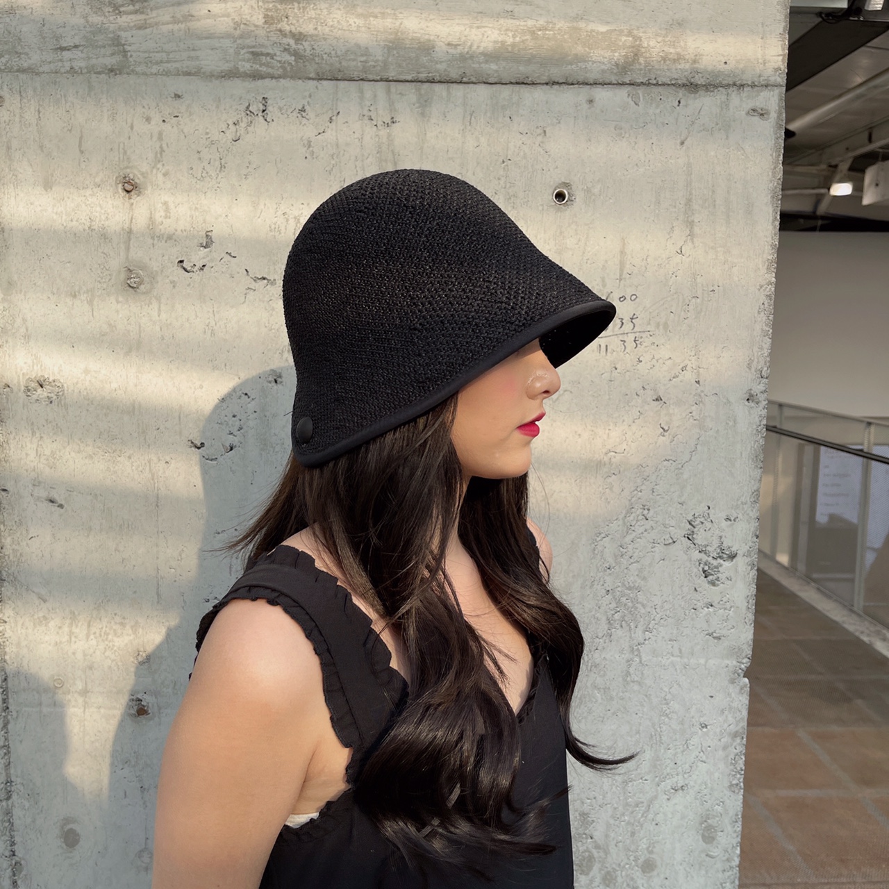 The new summer style of woven hemmed hats is a popular female with a sweet and cute cut-out bucket hat and a breathable ponytail fisherman's hat