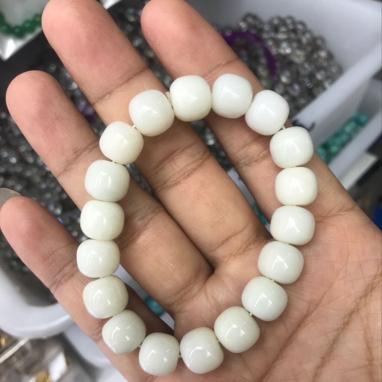 Natural Hetian jade bracelet with old-shaped bucket beads Item Picture