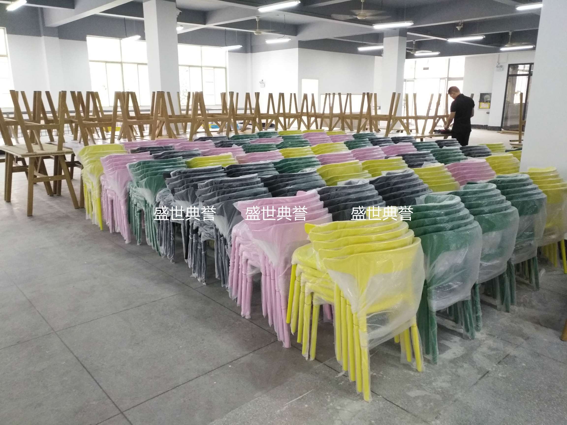 广州外贸批发户外婚礼椅子婚庆塑料折叠椅主题餐厅北欧时尚餐椅详情图15