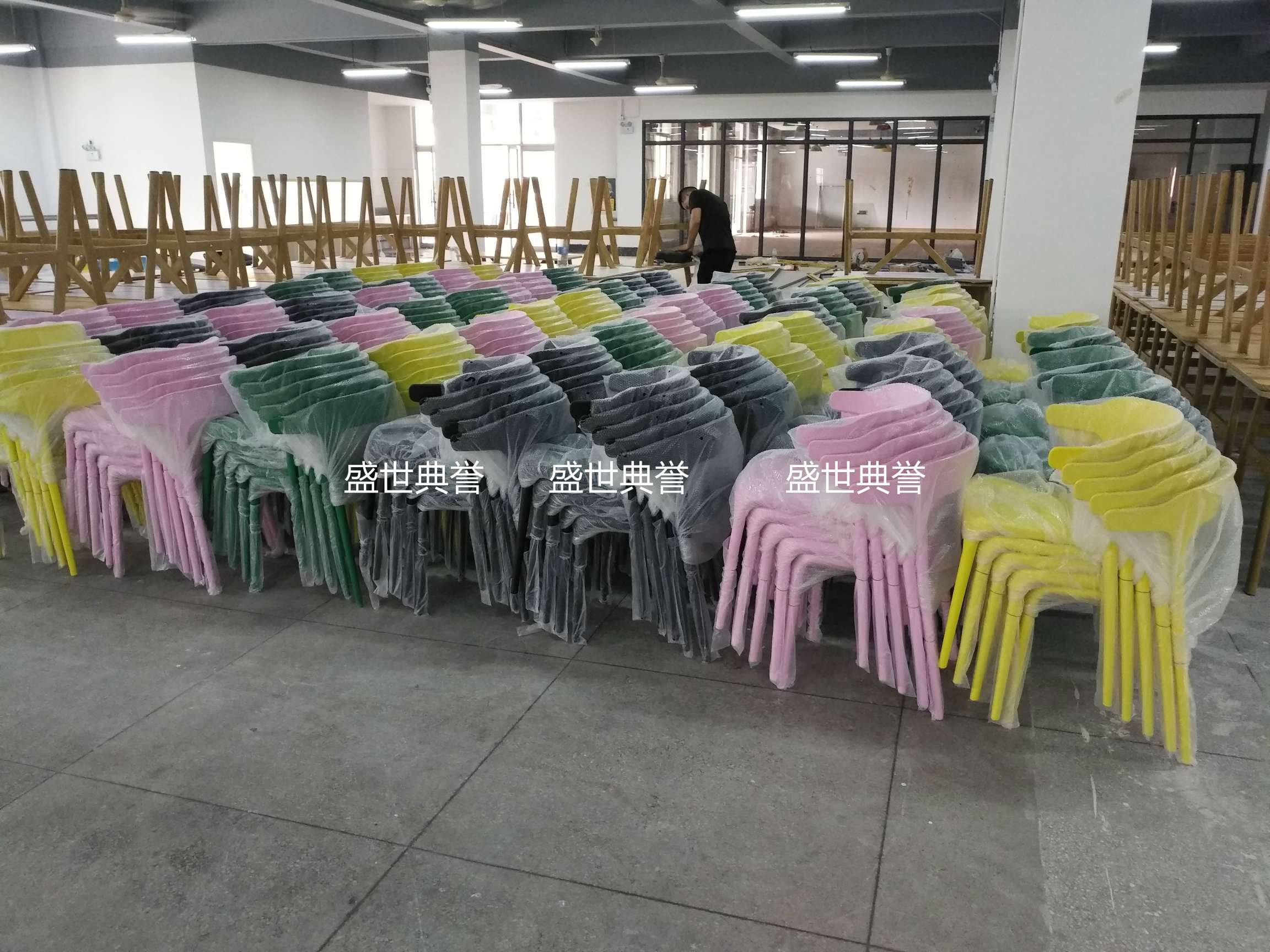 广州外贸批发户外婚礼椅子婚庆塑料折叠椅主题餐厅北欧时尚餐椅详情图14