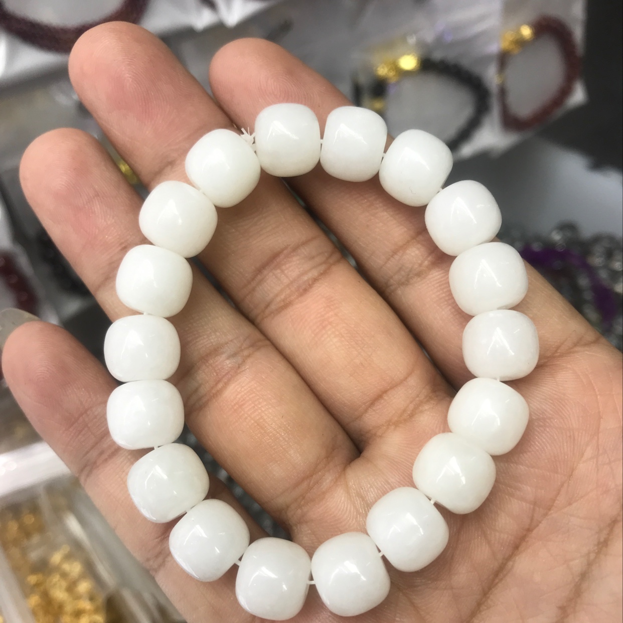 Natural Hetian jade bracelet with old-shaped bucket beads Specification image