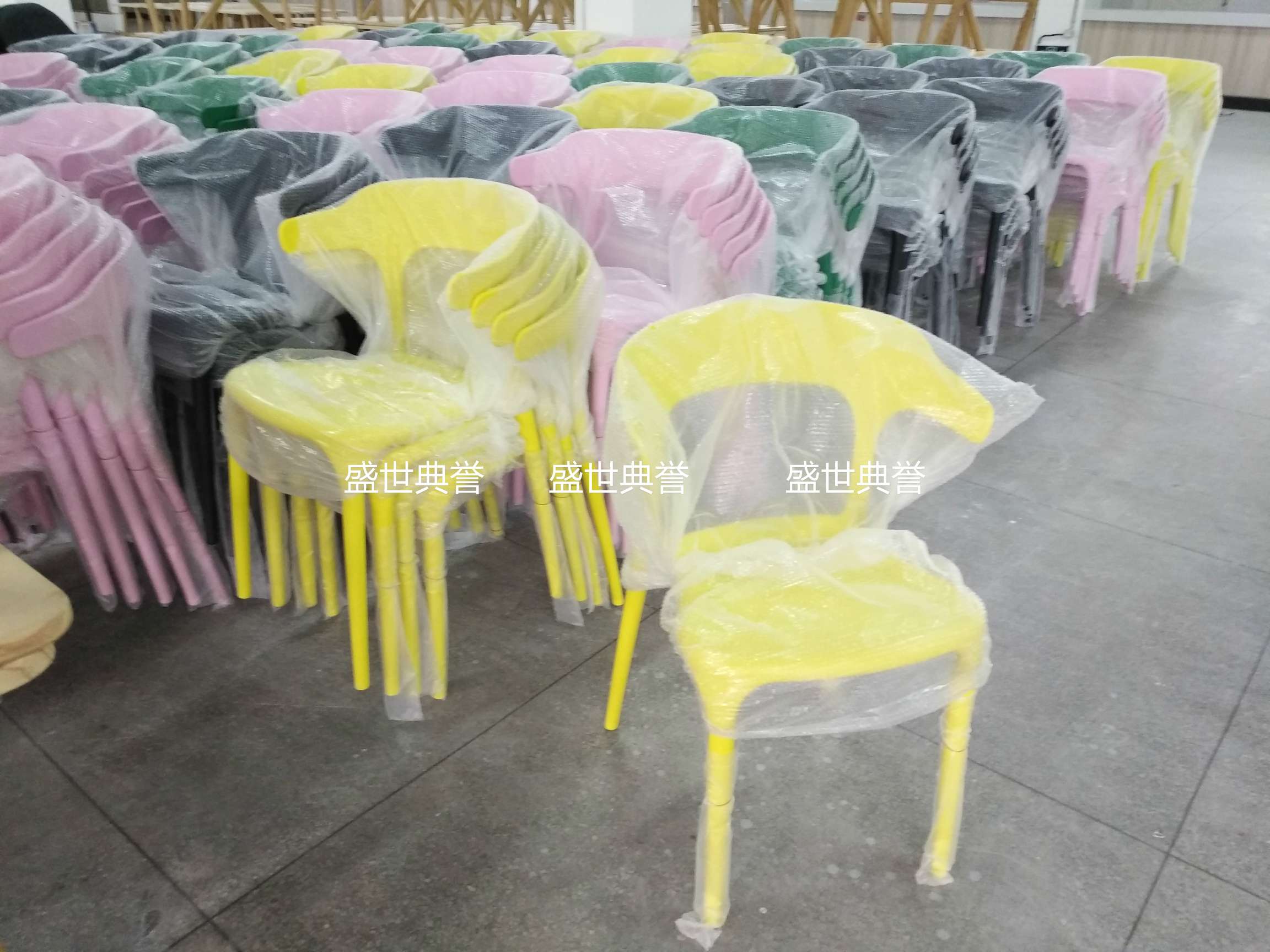 广州外贸批发户外婚礼椅子婚庆塑料折叠椅主题餐厅北欧时尚餐椅详情图17