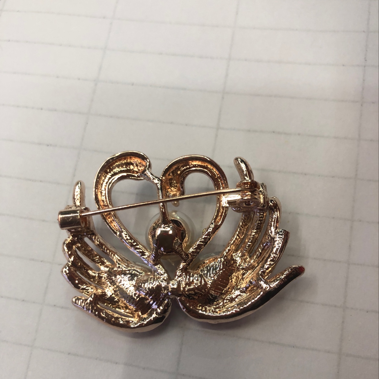 相亲相爱天鹅胸针细节图