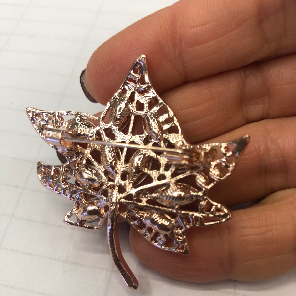 枫叶胸针白底实物图