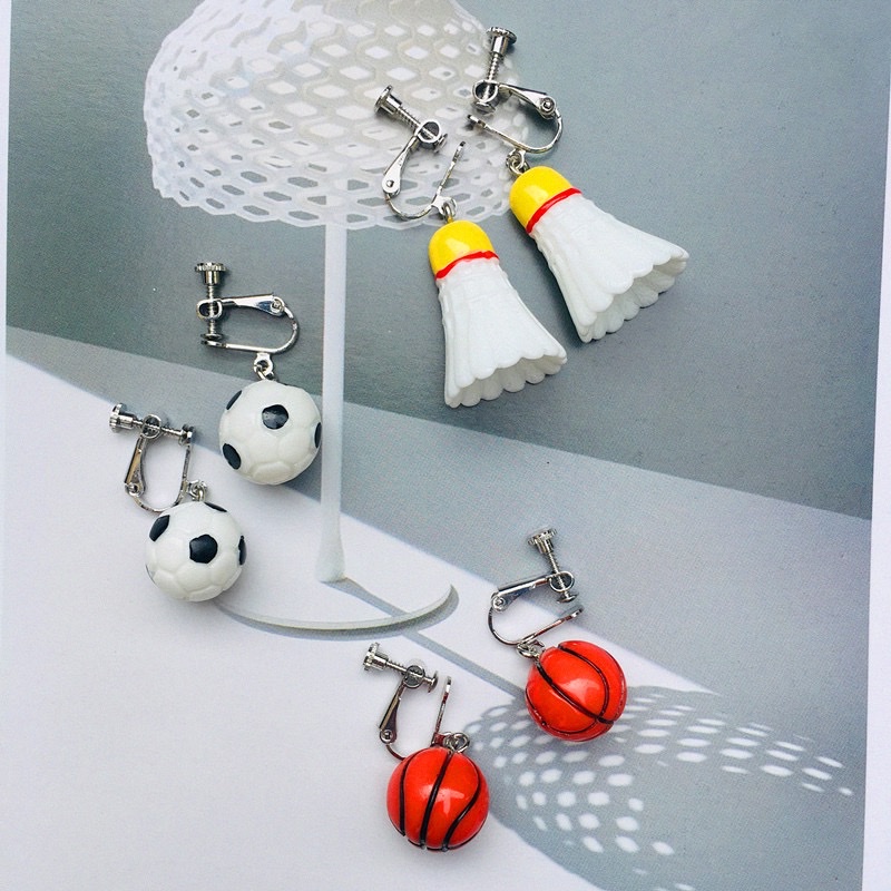 Original sporty earrings that are popular in Japan and South Korea. These creative earrings simulate football, basketball and badminton and can be used as ear clips Specification image