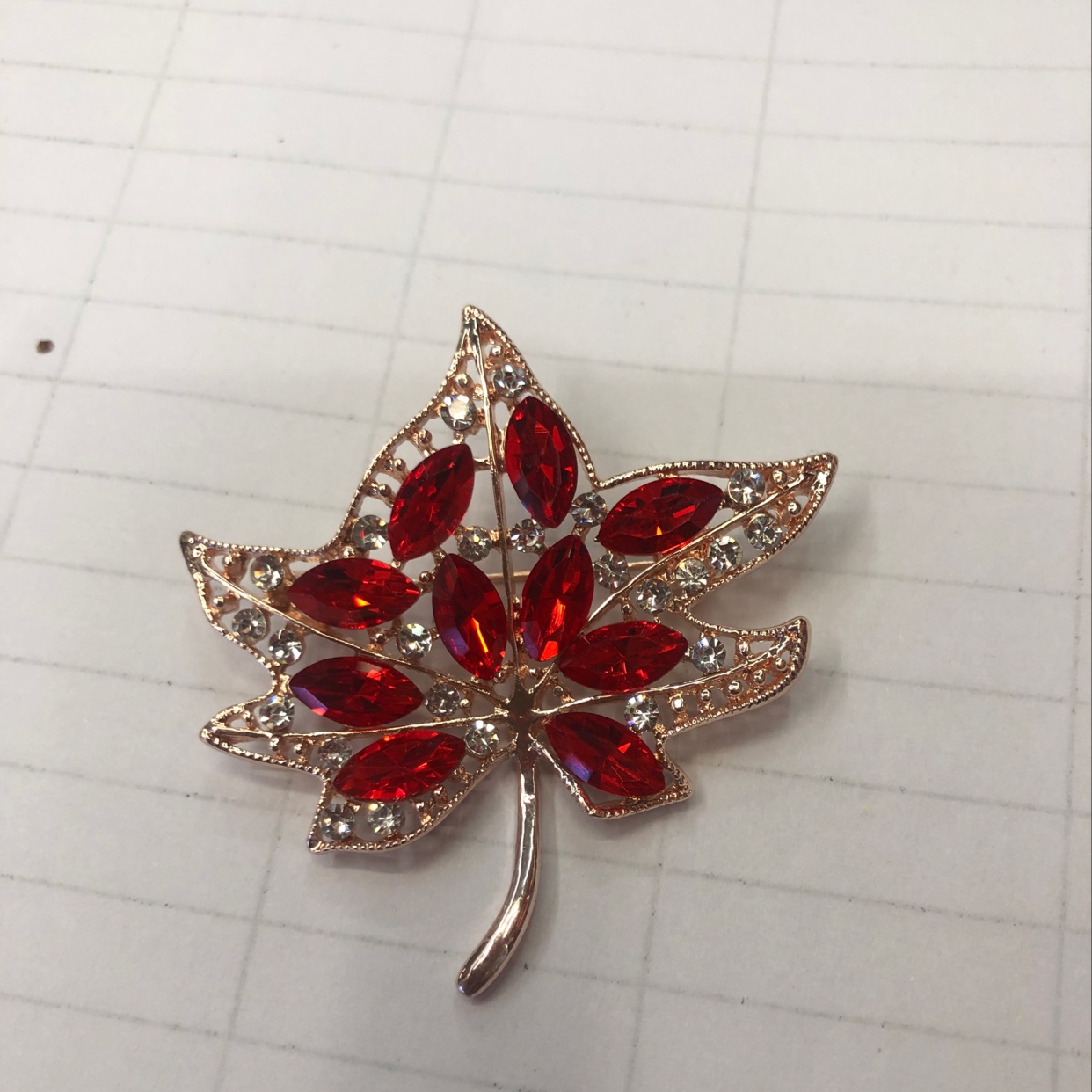 枫叶胸针产品图