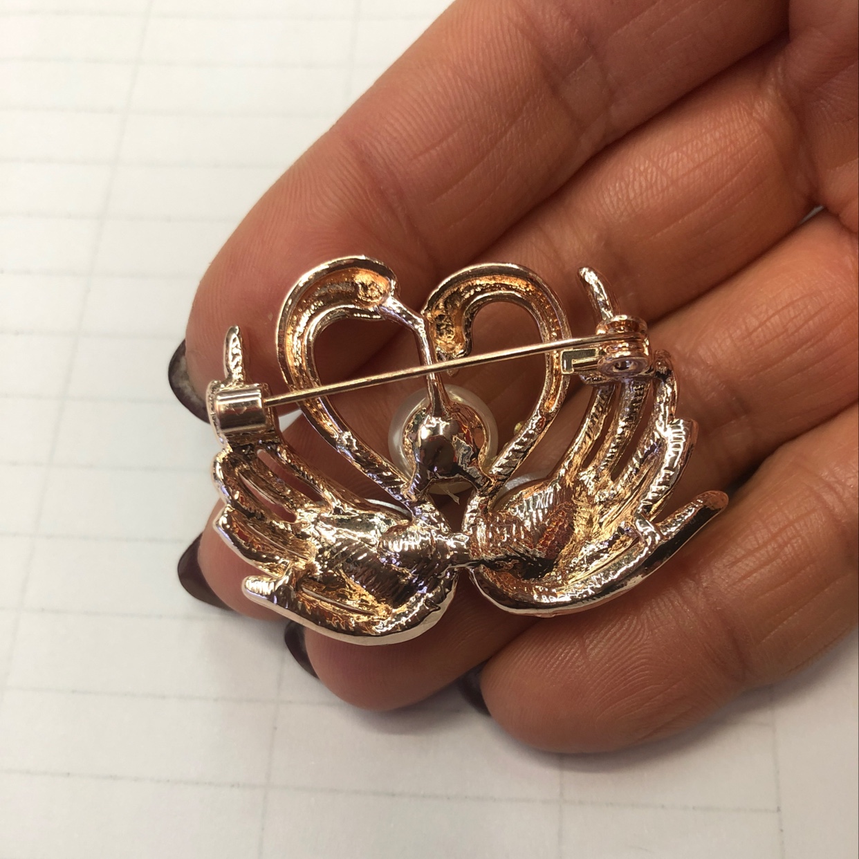 相亲相爱天鹅胸针白底实物图