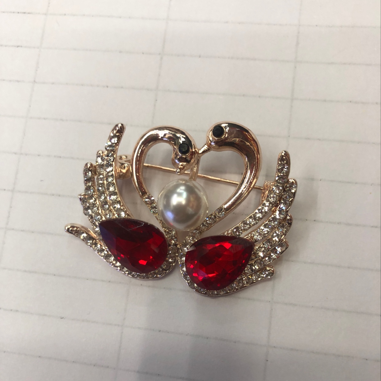 相亲相爱天鹅胸针