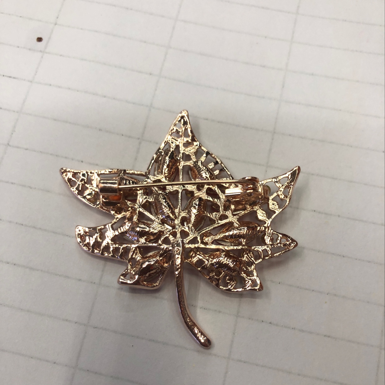 枫叶胸针细节图