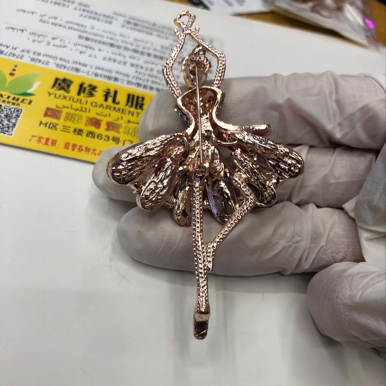 梅红钻胸花白底实物图