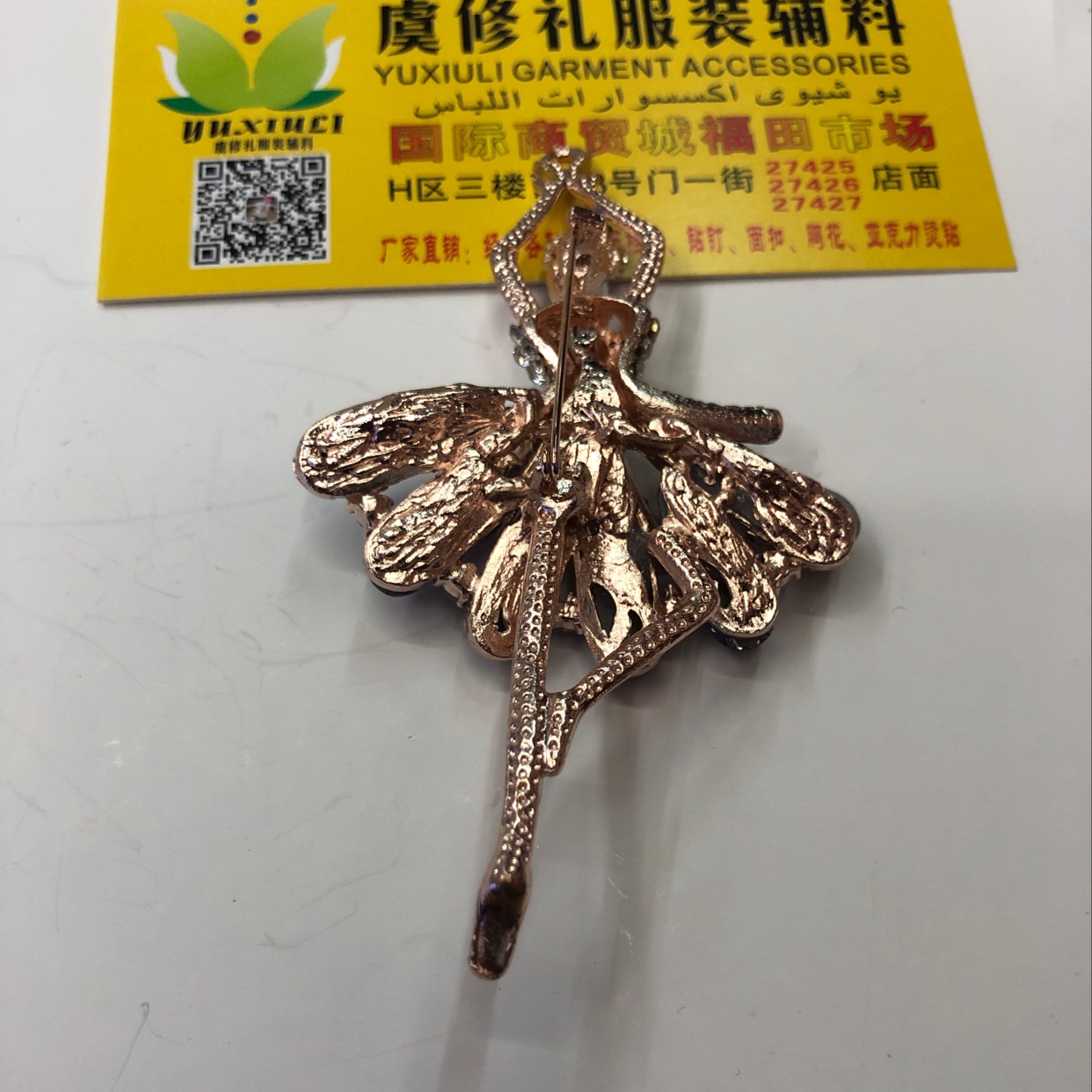 紫色玻璃女孩胸花细节图