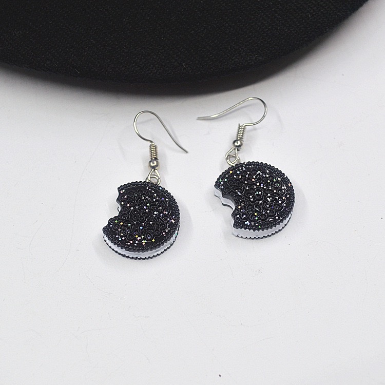 New popular and fun, personalized, and realistic sandwich cookie earrings from Japan and South Korea on Instagram can be used as ear clips Application Scenario