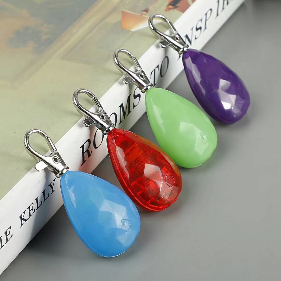 Charging light pendant, battery capacity 70 mah, a charge can be used for 4-6 hours, cycle charging 500 times.
There are five colors: red, blue, green, orange, color