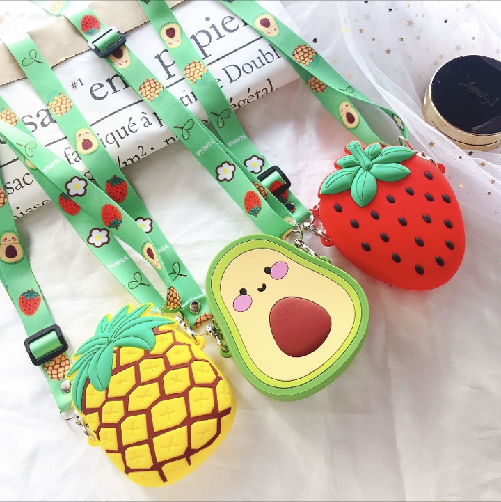 儿童水果零钱包新款菠萝可爱草莓硅胶斜跨包女童迷你时尚配饰包包 