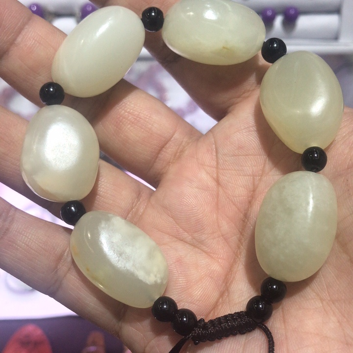 The men's white marble bracelet is elegant and refreshing