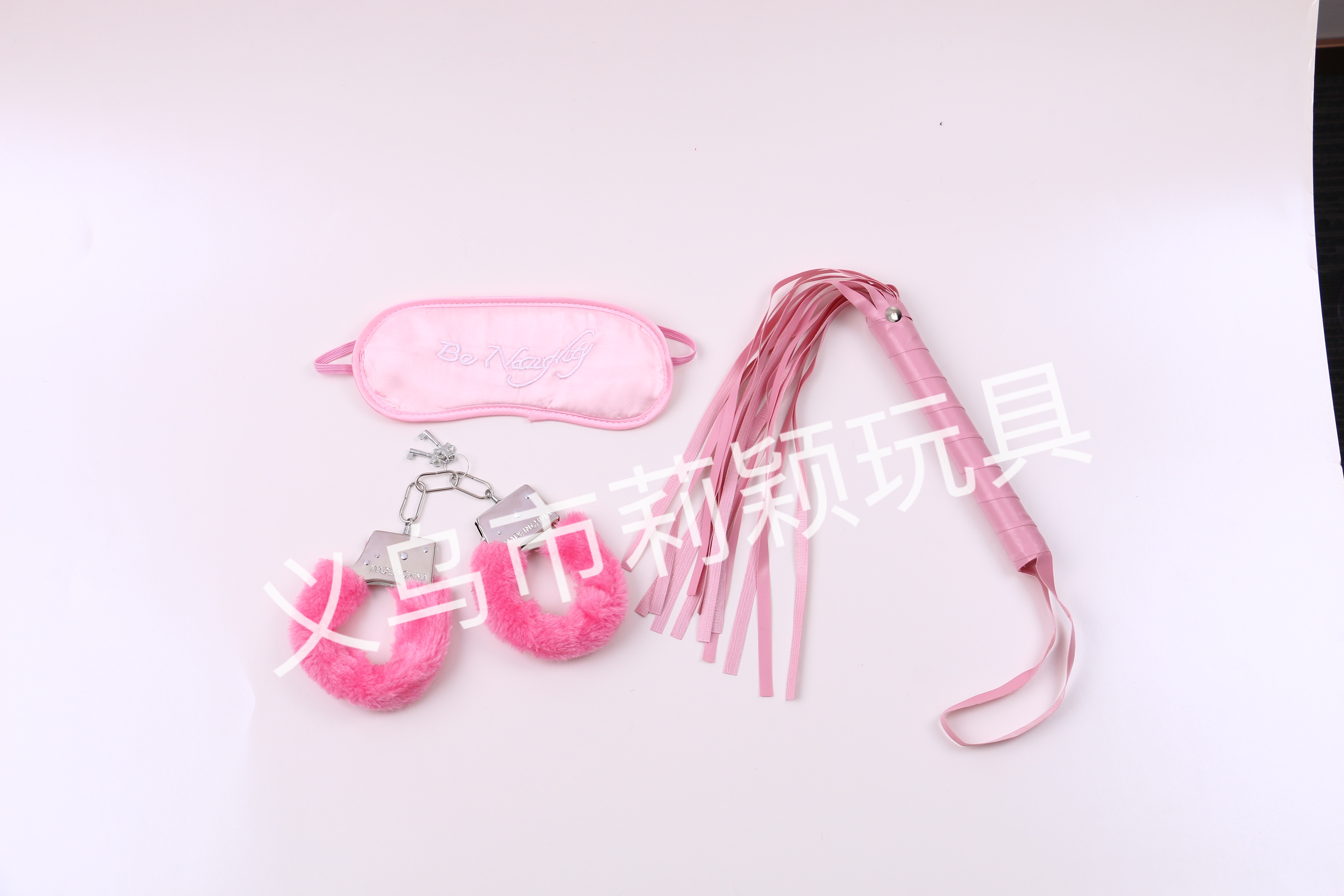 SM情侣四件套装情人节游戏套装万圣节产品  南美外贸产品 PU 好皮鞭+内衣内裤+毛绒手铐粉 红色四件套 LY-113详情图4