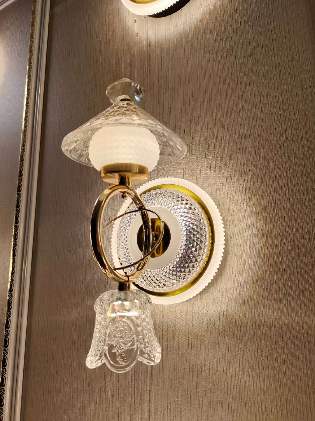 البساطة الحديثة حوالي اثنين من المصابيح details Picture