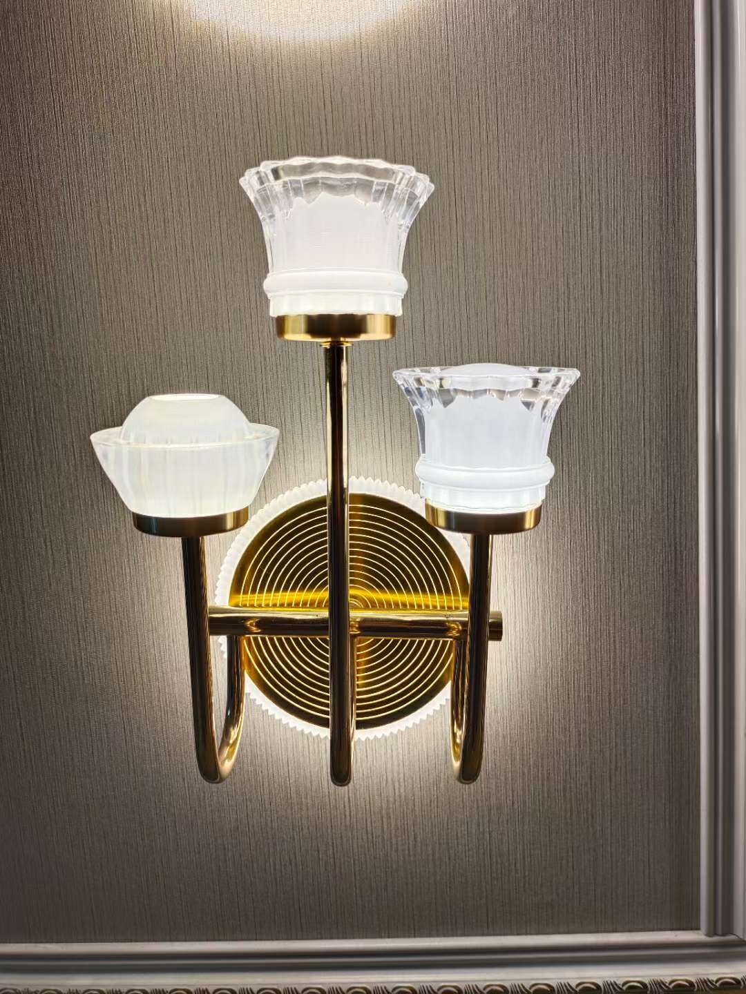 Aplique de salón minimalista con 3 cabezas details Picture