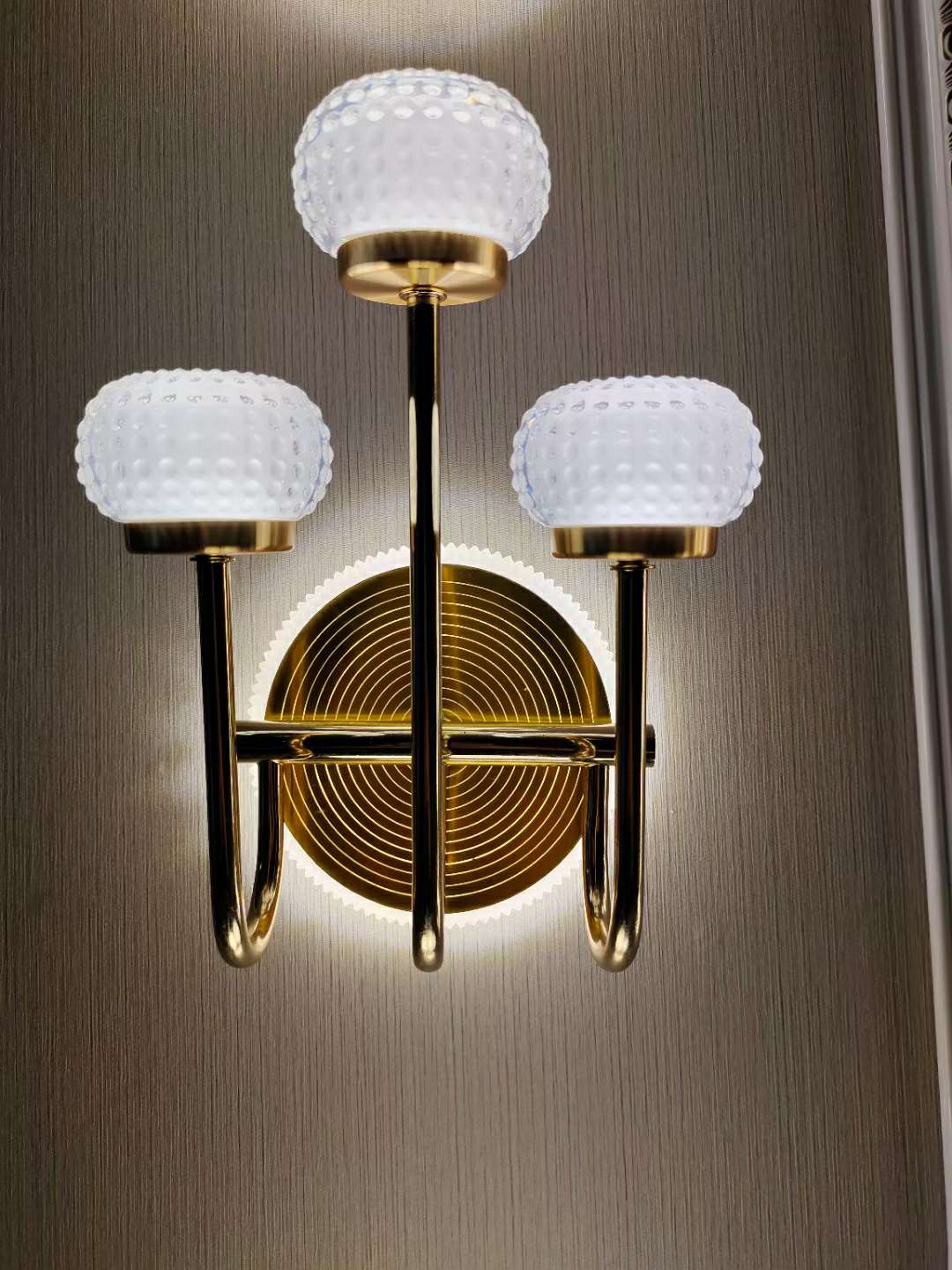 Simple 3-head wall lamp details Picture