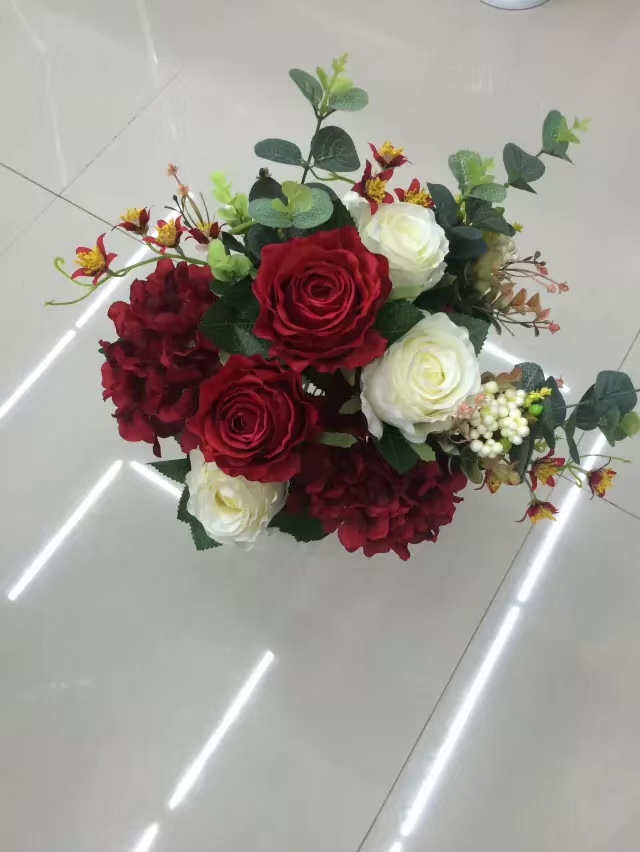 اثنا عشر وردة مع زهور (مطرزة) details Picture