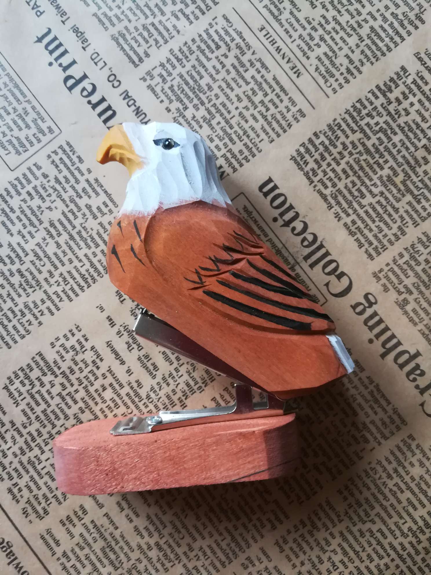 原木创意复古礼品纯手工雕刻仿真老鹰订书机产品图