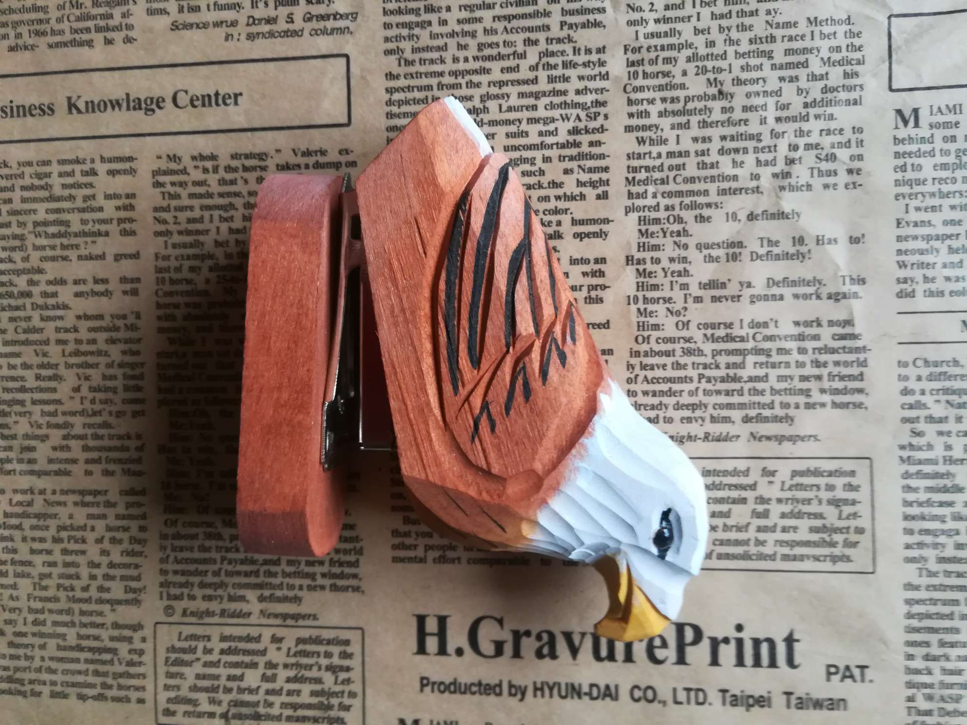 原木创意复古礼品纯手工雕刻仿真老鹰订书机详情图7