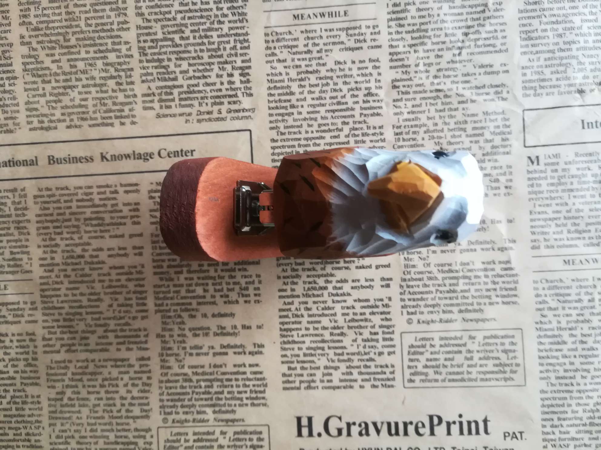 原木创意复古礼品纯手工雕刻仿真老鹰订书机白底实物图