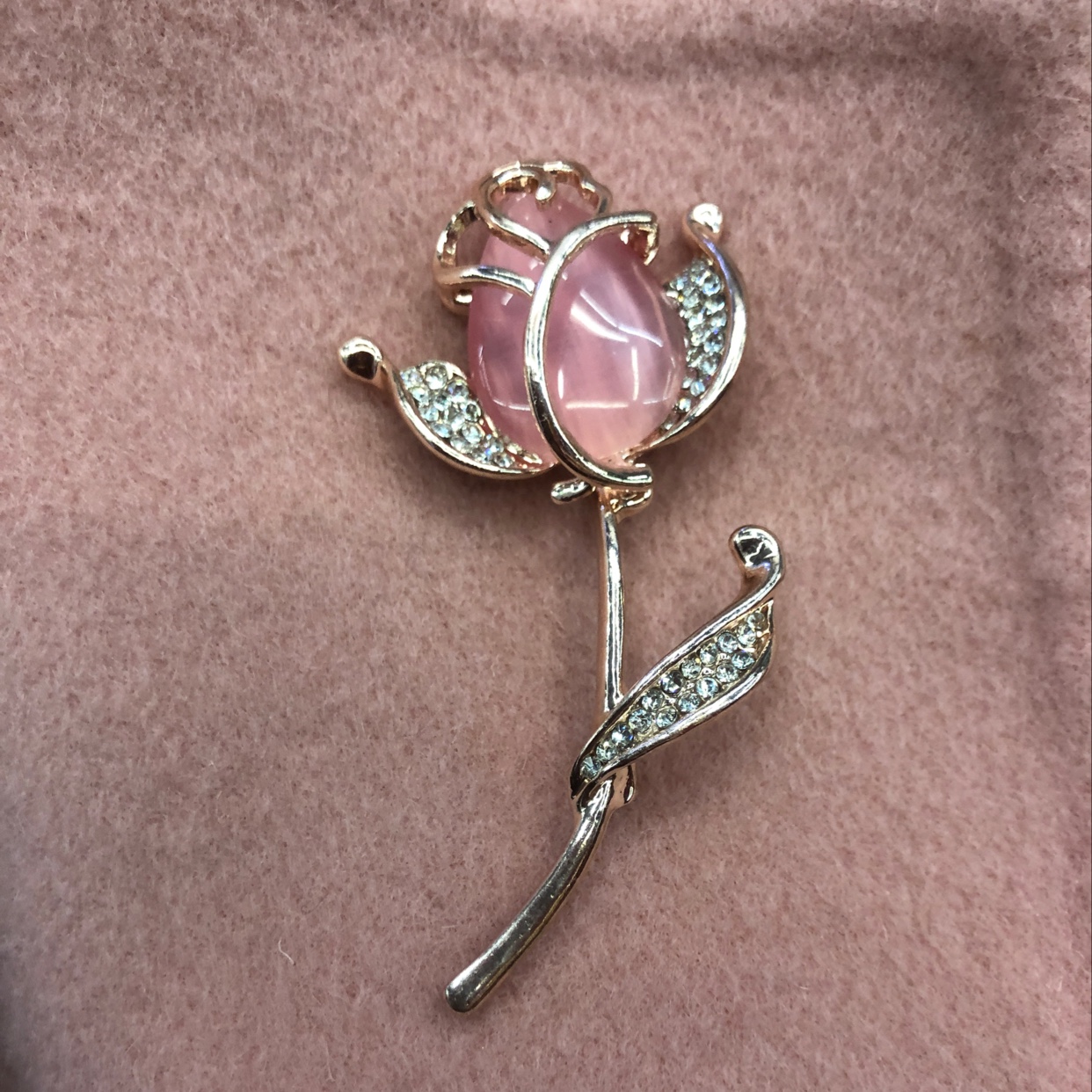 大水滴猫眼花瓣胸针白底实物图