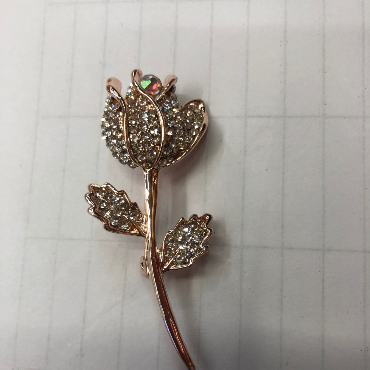 多钻闪亮花瓣胸针