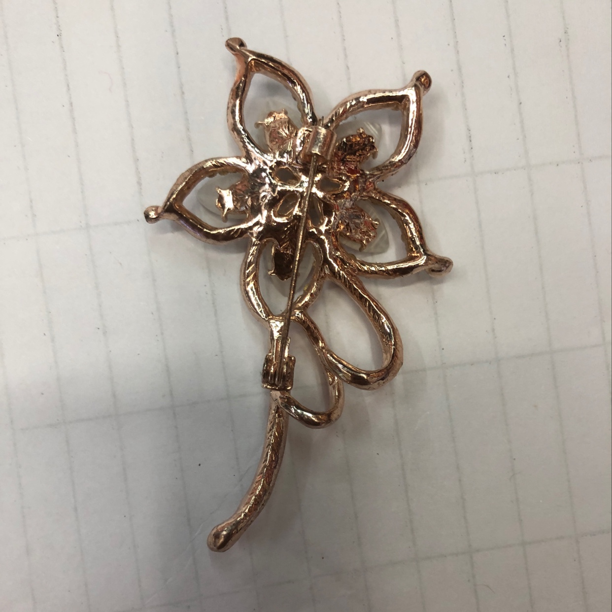 5马眼猫眼大花朵胸针白底实物图