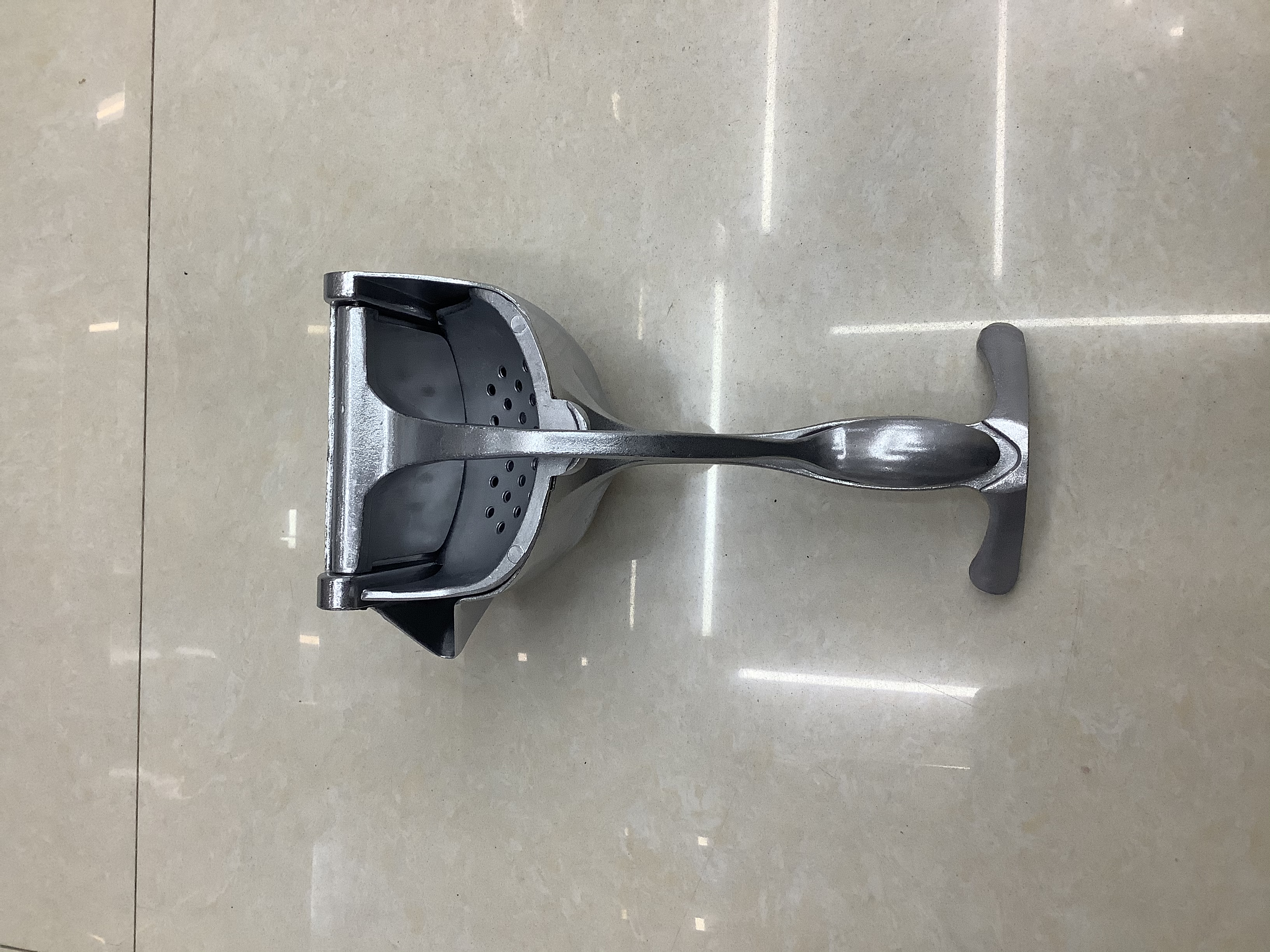 A multi-functional manual juicer made of aluminum Application Scenario