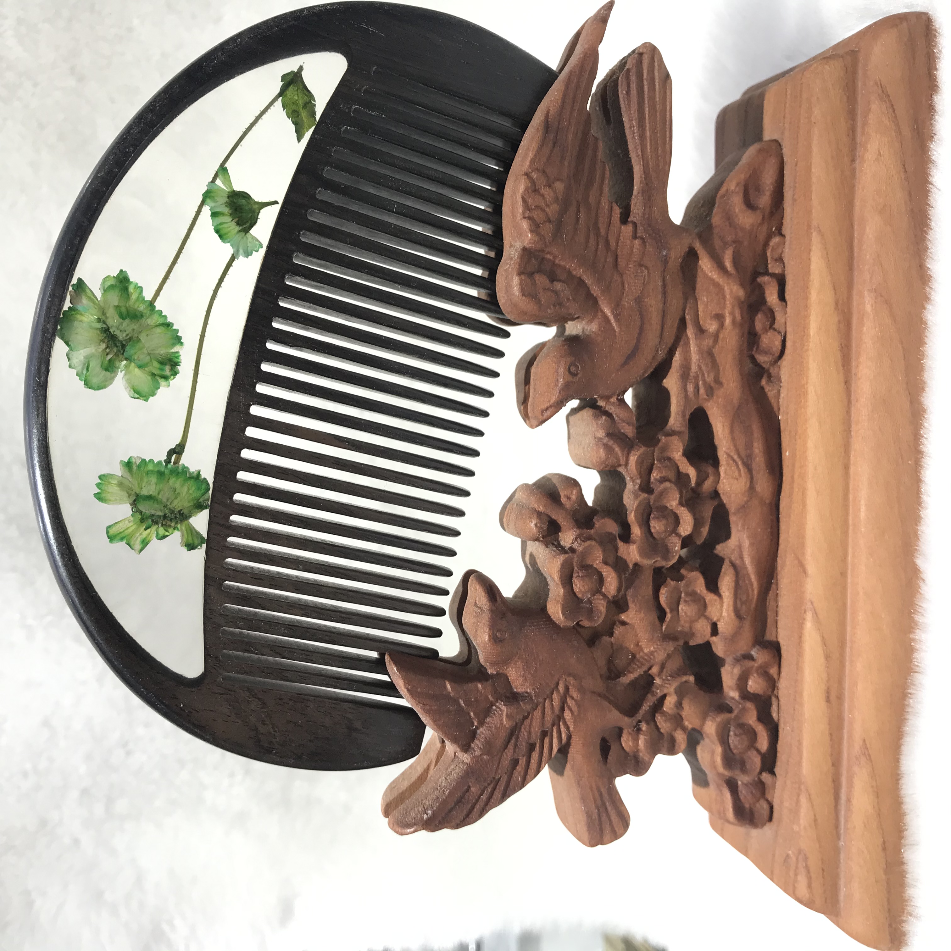 Factory direct sales of genuine high-end ebony crystal combs made of natural wood, portable household combs, excellent gifts, and handcrafted combs details Picture