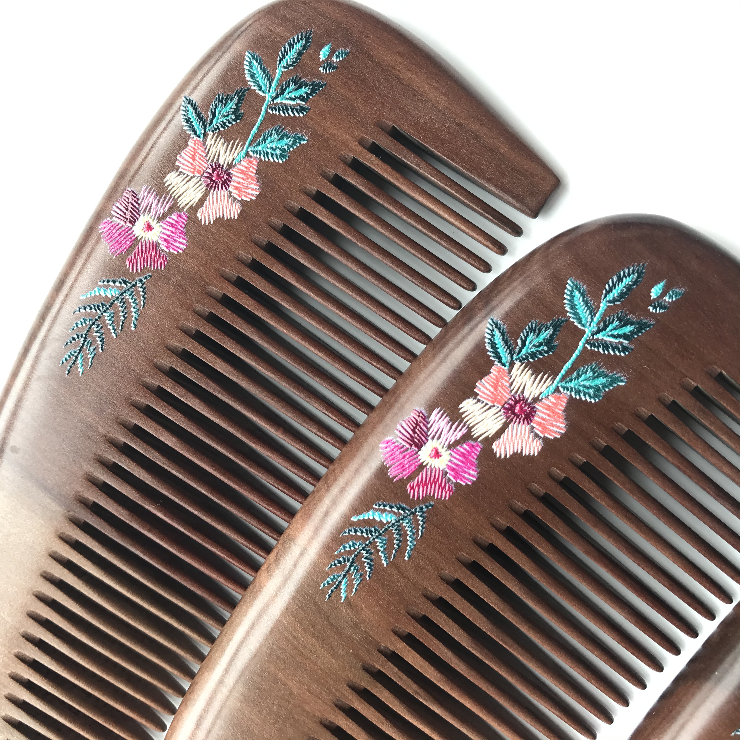 Factory direct sales of genuine two-color nanmu combs made from natural logs, featuring painting techniques. Portable comb 14-2 Application Scenario