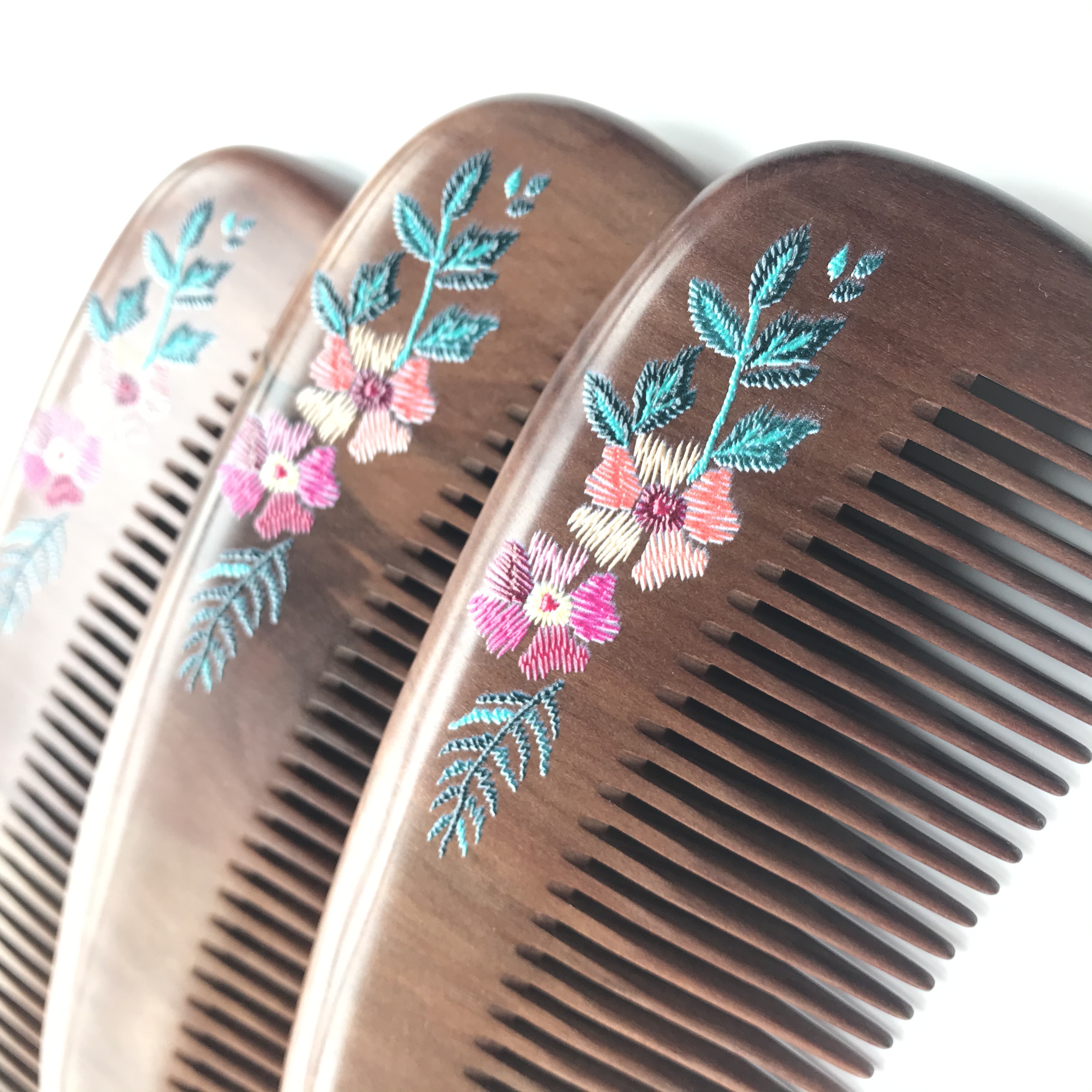 Factory direct sales of genuine two-color nanmu combs made from natural logs, featuring painting techniques. Portable comb 14-2 Item Picture