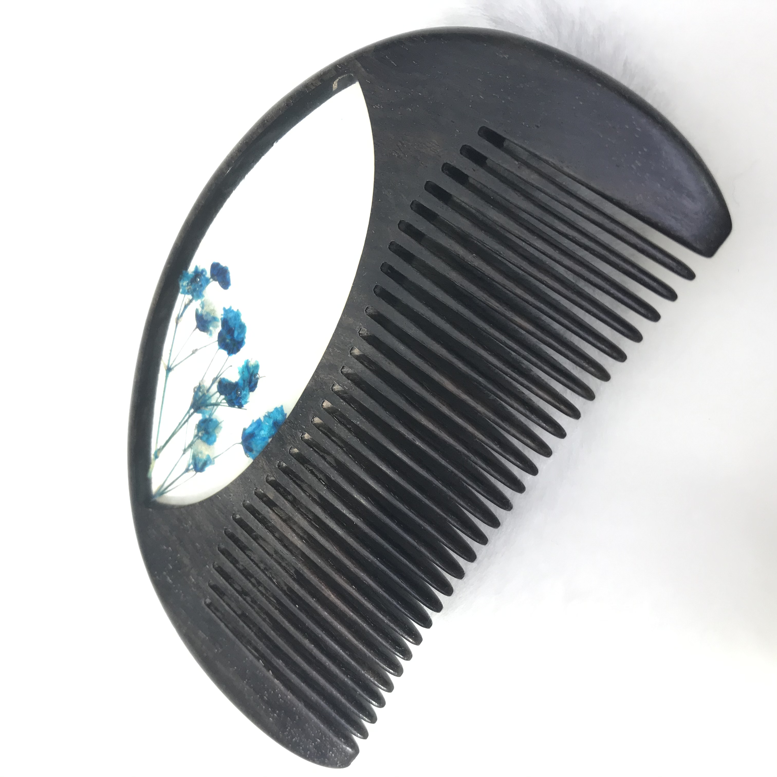 Factory direct sales of genuine high-end ebony crystal combs made of natural wood, portable household combs, excellent gifts, and handcrafted combs Application Scenario