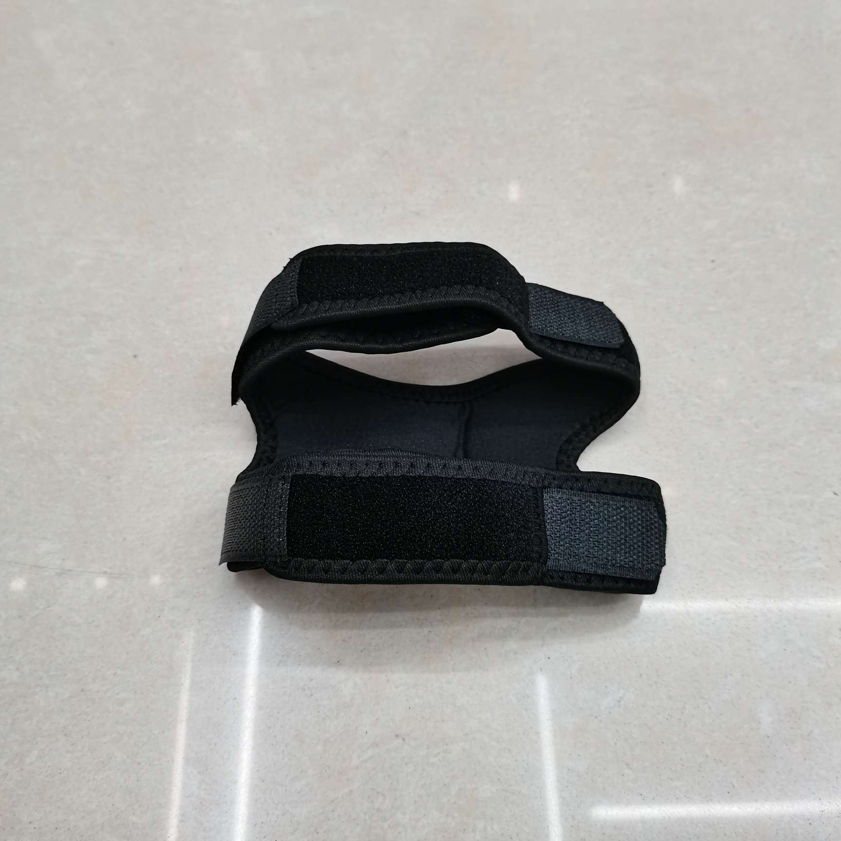 运动护膝实物图